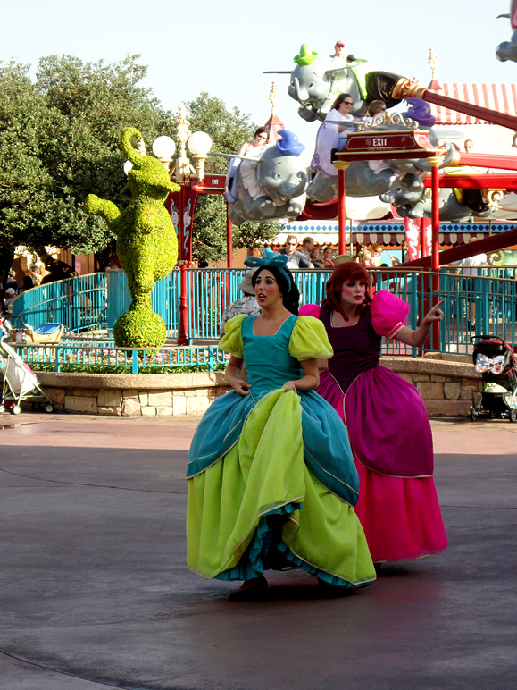 Cinderella's step-sisters were wondering the park (281.35 KB)