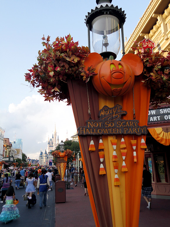 The Halloween decorations are kinda neat. (240.87 KB)