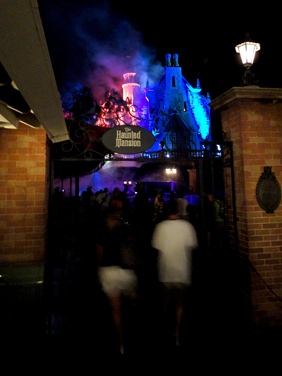 The Haunted Mansion looks pretty spooky, doesn't it? (158.82 KB)