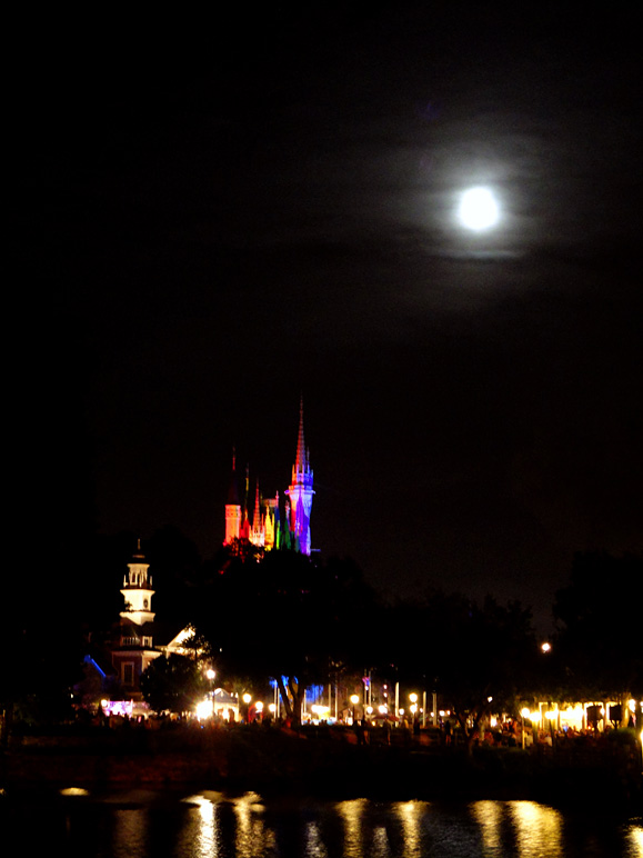 That looked like full moon over the park (116.32 KB)