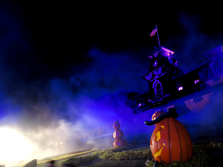Spooky look at the front of Magic Kingdom (136.42 KB)