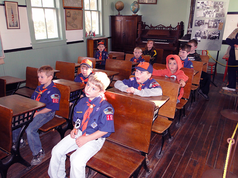 I found it funny to see those kids in those old desks (266.81 KB)