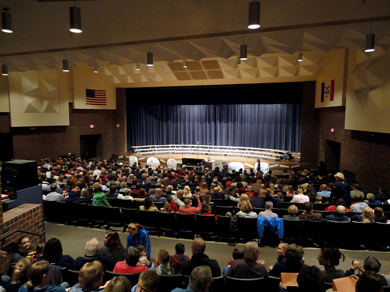 The crowd waiting for Jacob's concert to begin (228.11 KB)
