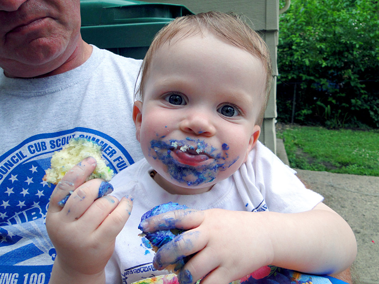 Like I said, Luke enjoyed the cupcakes.  :-) (228.63 KB)