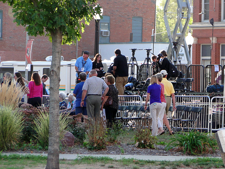 Here's a shot of some of the early attendees and some media (315.36 KB)