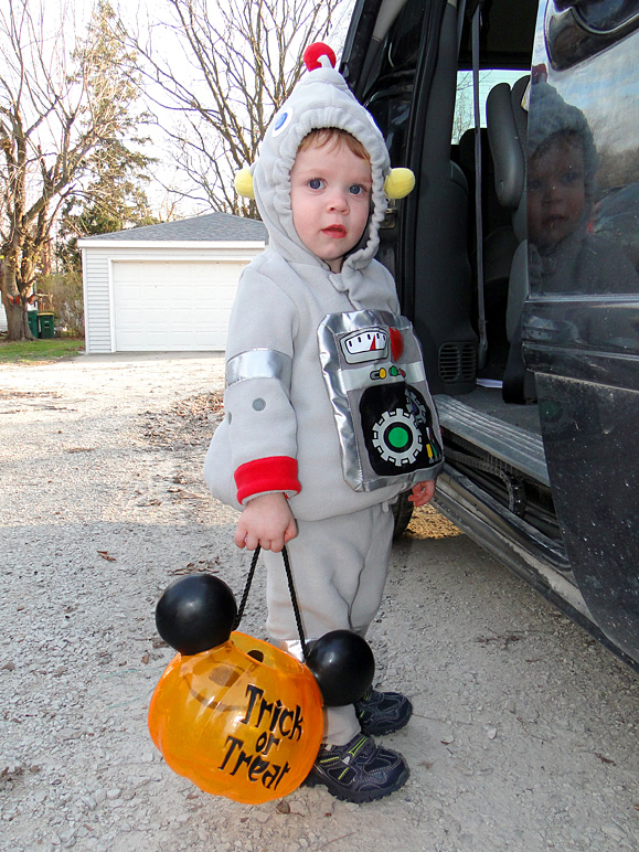 Luke the robot is ready to go trick-or-treating (276.77 KB)