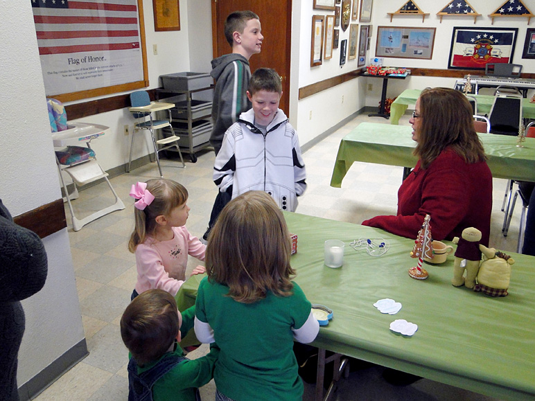 Kate, Hanna, Jake and Drew with Grandma Jana in Fort Dodge (221.08 KB)