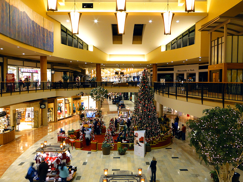 Jordan Creek decorates well for the holidays (307.38 KB)