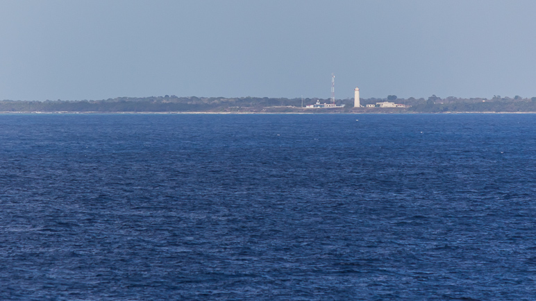 That's a light tower in Cuba.  We sailed by the island as we went south. (176.09 KB)