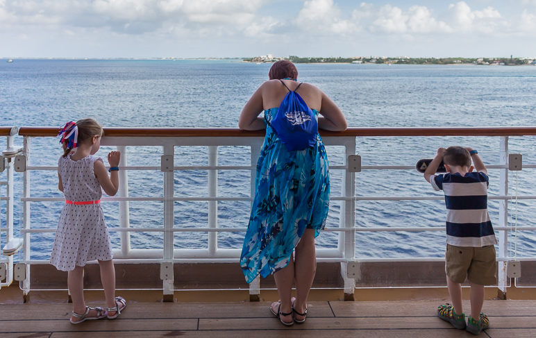 I thought it was cute that Kate, Anna and Lucas were all peering over the side the same way. (240.20 KB)