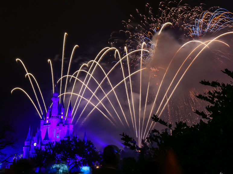 The smoke started to really get in the way toward the end of the show. (249.78 KB)