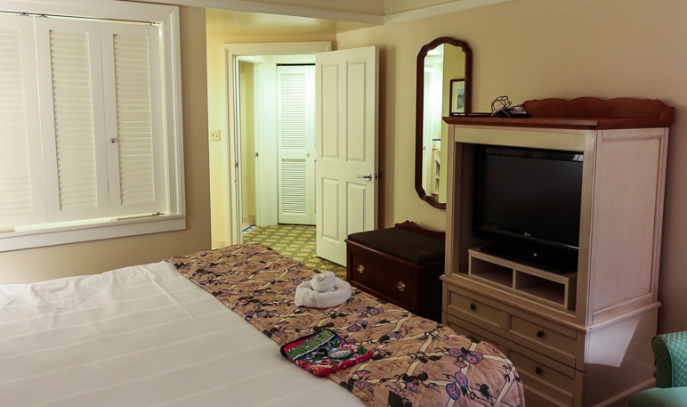 This is the master bedroom. (170.31 KB)