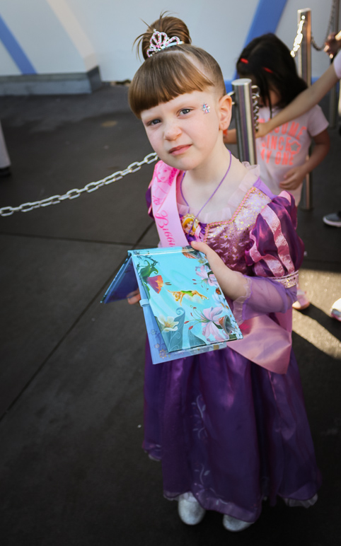 Katelyn waiting in line for an autograph. (149.68 KB)