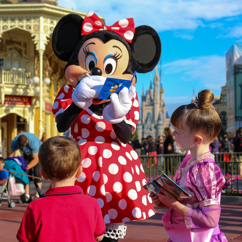 Minnie signing Lucas' autograph book (381.36 KB)