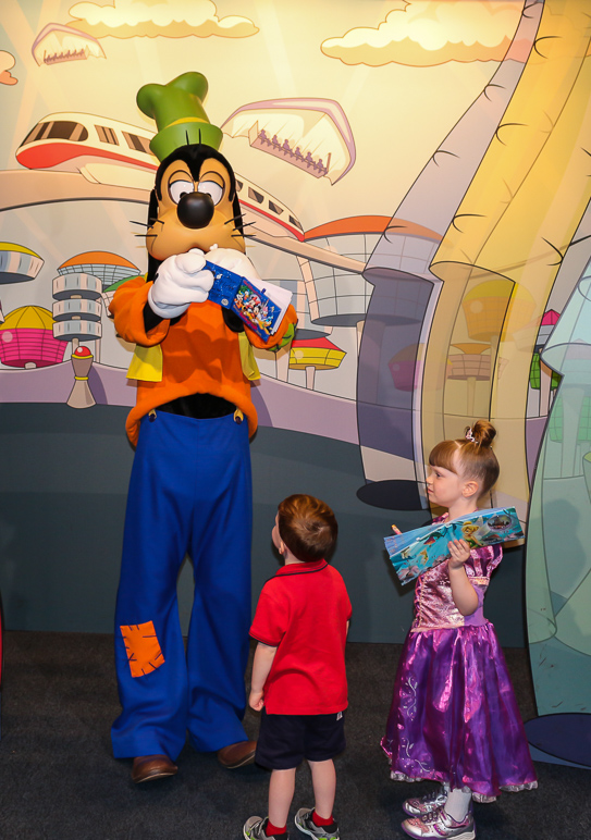 Lucas practically looking straight up at Goofy is hilarious to me (245.94 KB)