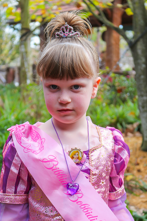 Another cute little photo of Katelyn, taken while waiting in line (284.63 KB)